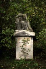 Fototapeta premium Verwitterter Grabstein mit Urne und trauerndem Genius - Friedhof St. Marx