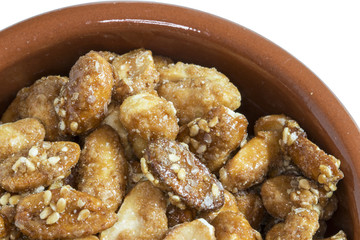 Cacahuètes sucrées dans une coupelle  sur fond blanc