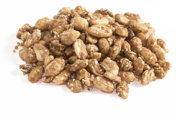 Cacahuètes sucrées en tas sur fond blanc