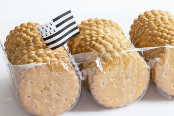 Galettes bretonnes en ligne dans emballage plastique sur fond blanc