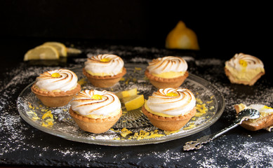 ein Teller mit verführerischen kleinen Törtchen