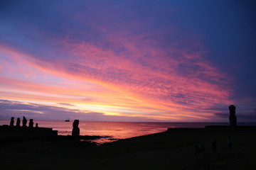 Fototapeta na wymiar Moai bei Sonnenuntergang