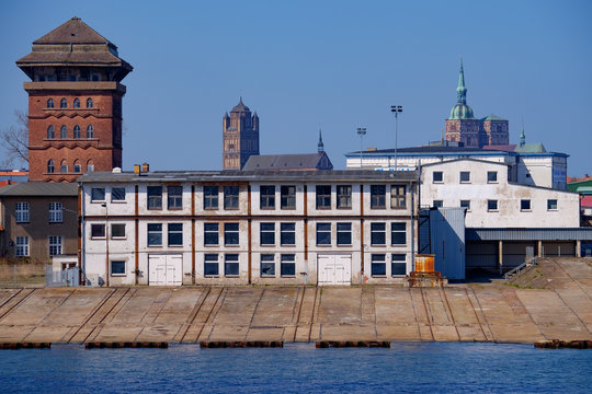 Gebäude im Hafen von Stralsund