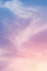 zon en wolk achtergrond met een pastel gekleurd