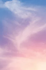 Fototapete Hell-pink sonne und wolkenhintergrund mit einem pastellfarbenen