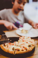 Obraz na płótnie Canvas a girl eatting pizza