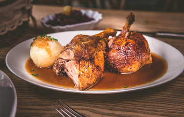 Geegrillte Ente aus dem Ofen mit Kartoffelknödel und Blaukraut zu Weihnachten