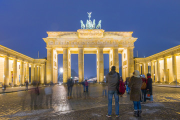Obraz premium Pariser Platz and Brandenburg Gate in Berlin city with snow, Land Berlin, Germany, Europe