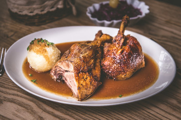 Gegrillte Ente mit Blaukraut und Kartoffelknödel aus dem Ofen