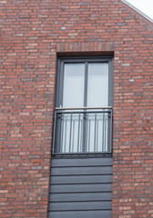 Modernes Fenster in anthrazit mit Geländer