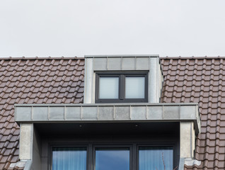 Fototapeta na wymiar Dachgaube eines Hauses aus Zinkblech
