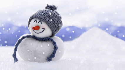 Schneemann freut sich über den ersten Schnee