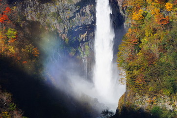 Fototapeta premium 日光 華厳の滝と虹 紅葉