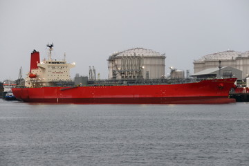 rotes Tankschiff in Rotterdam