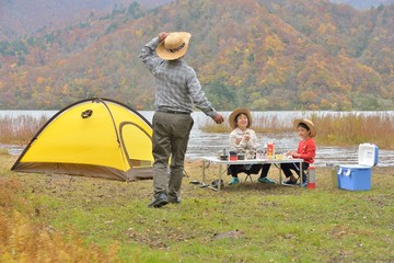 秋・湖畔のキャンプ