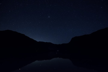 Ciel étoilé au-dessus du Lac de Bohinj en Slovénie