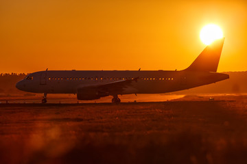 Flugzeug Flughafen Sonne Sonnenuntergang Ferien Urlaub Reise reisen