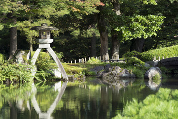夏の兼六園　徽軫灯籠と霞ヶ池