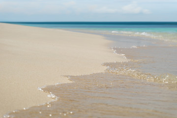 Weißer traumhafter Sandstrand am Meer - Abstrakter Hintergrund für Urlaub