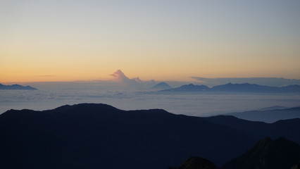 北アルプス槍ヶ岳登山、朝の槍ヶ岳山荘前から雲海の中の富士山を望む