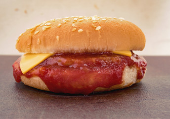 Hamburger / Cheeseburger mit viel Ketchup