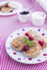  Pancakes with cottage cheese and berries