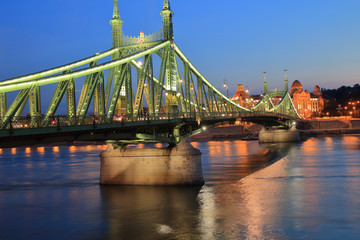 Obraz premium Evening view of the old Liberty Bridge in Budapest.