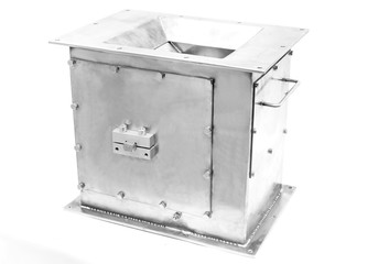 Electromagnetic separator for cleaning from metal particles 