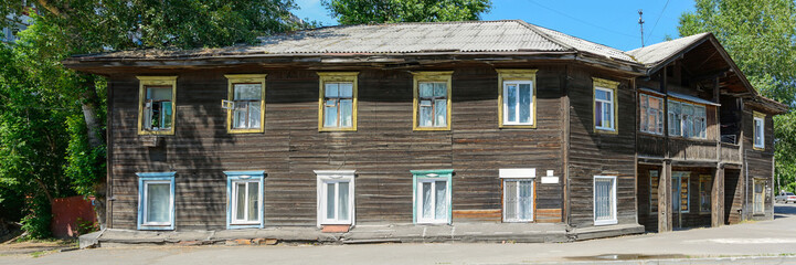 Fototapeta na wymiar Tomsk, an ancient wooden house