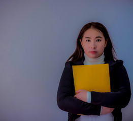 Obraz premium Young businesswoman holding file