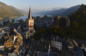 Naklejka premium Bacharach am Rhein, Abenddämmerung im Herbst
