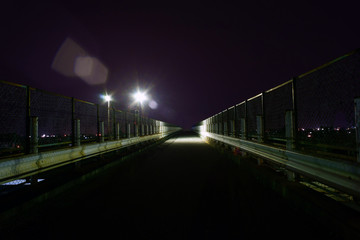 夜の陸橋