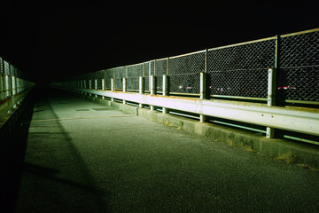 夜のフェンス