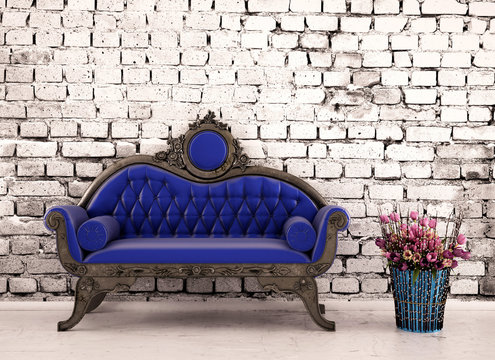 Blaues altmodisches Sofa vor weißer Ziegelwand