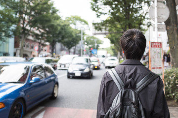 Obraz premium 街を歩く男性