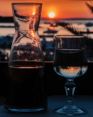 Brocca e bicchiere di vino al tramonto
