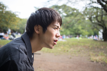 険しい表情の男性