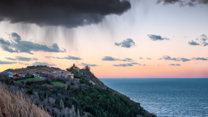 Nuvola tempestosa su borgo a picco sul mare