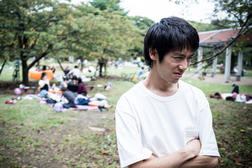 不機嫌な顔の男性