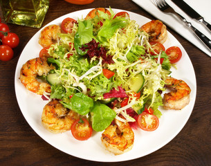 Gemischter Salat mit Scampi vom Grill