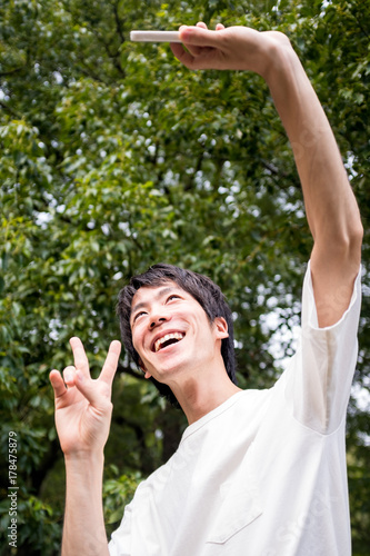 自撮りをする男性 Wall Mural Wallpaper Murals Wallsheaven Hikdaigaku86