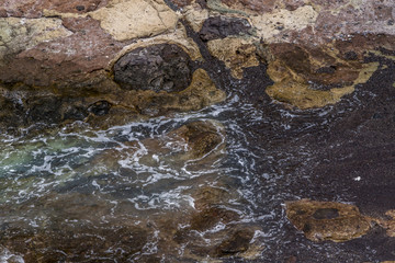 Wasser umspült Lavasteine