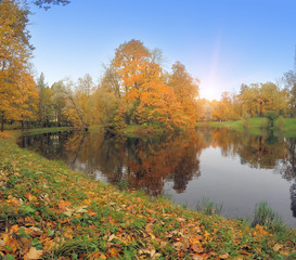 Fototapeta na wymiar Autumn park with the river.
