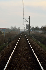 Fototapeta na wymiar Tory kolejowe, przewody i przejazd kolejowy. 