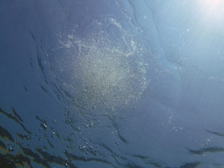 Luftblasen an der Wasseroberfläche