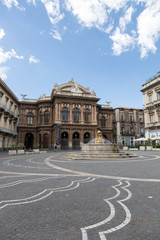Obraz premium CATANIA, ITALY - October 7, 2017: Theater and fountain on Piazza Vincenzo Bellini in Catania, Sicily, Italy. Teatro Massimo Bellini.