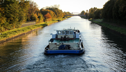 Mittellandkanal mit Tankschiff bei Braunschweig 