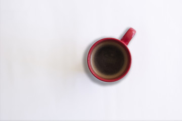 Taza de café en fondo blanco concepto minimalista 