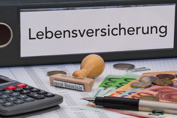 Aktenordner (schwarz) mit Beschriftung Lebensversicherung