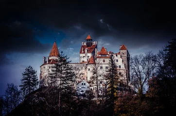 Fotobehang Kasteel Zemelenkasteel, Transsylvanië, Roemenië. Een middeleeuws gebouw dat bekend staat als Kasteel van Dracula.